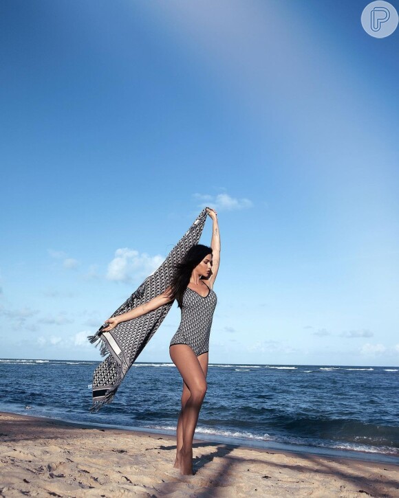 O look praia de Andressa Suita valorizou as pernas definidas da modelo