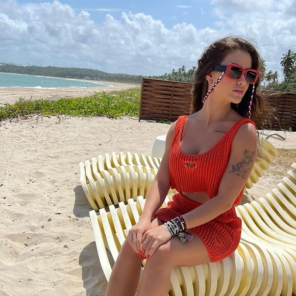 Andressa Suita é fã de moda praia grifada: a modelo já usou conjunto laranja da Prada