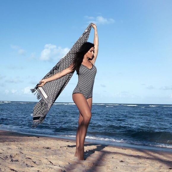 Andressa Suita escolhe maiô grifado e evidencia pernas em look praia