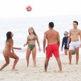 Larissa Manoela curtiu o domingo, 28 de novembro de 2021, jogando altinha com os amigos na praia