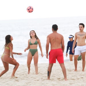 Larissa Manoela curtiu o domingo, 28 de novembro de 2021, jogando altinha com os amigos na praia