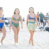 Larissa Manoela tem usado muitos biquínis de cintura alta em suas recentes idas à praia