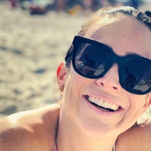 Gabriela Duarte deixou a discrição de lado e posou exibindo o corpo com um biquíni