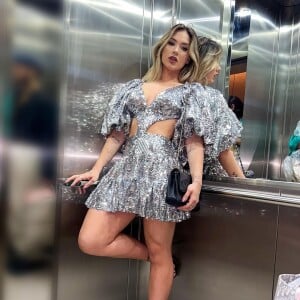 Virgínia Fonseca é fã de brilho e peças grifadas em seu look: vestido com recorte valorizou a cintura da youtuber