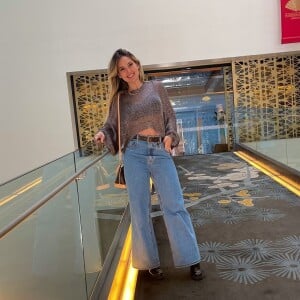 Virgínia Fonseca usa calça jeans com modelagem wide leg durante viagem a Barcelona