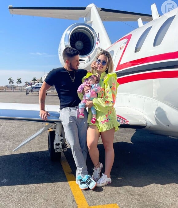 Virgínia Fonseca escolheu look neon para viagem com Zé Felipe e a filha do casal, Maria Alice