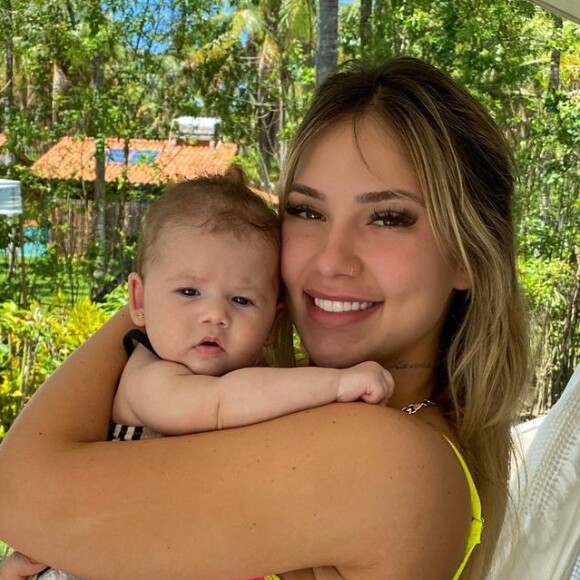 Biquíni neon é destaque em foto de Virgínia Fonseca com look de moda praia