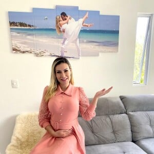 Na imagem em questão, Andressa Urach aparece segurando a barriga e usando um vestido longo