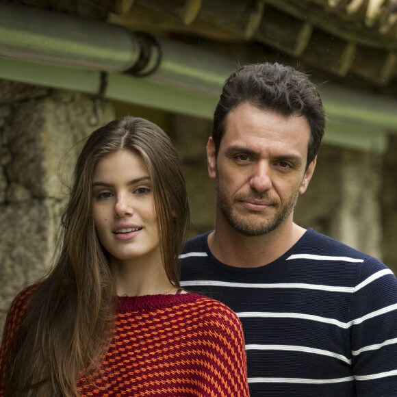 Novela 'Verdades Secretas 2': Angel (Camila Queiroz) lembra em conversa com Cristiano (Romulo Estrela) que sua mãe se casou com Alex (Rodrigo Lombardi)