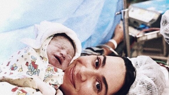 Thaila Ayala posta fotos do nascimento de Francisco, seu filho com Renato Góes