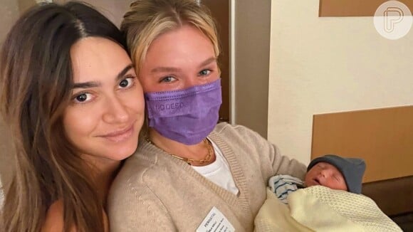 Fiorella Mattheis visita Thaila Ayala e o filho na maternidade