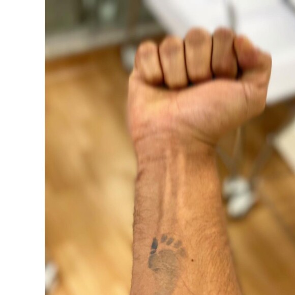 Foi Renato Góes quem anunciou a chegada do filho com Thaila Ayala, Francisco