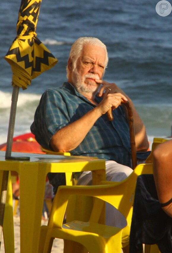Maneco tirou a tarde de folga para curtir a praia do Leblon, em outubro de 2011