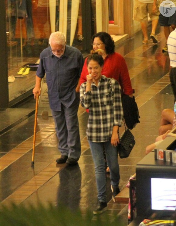 Com a filha Júlia Almeida e a esposa, Beth, Maneco foi ao cinema em janeiro de 2013