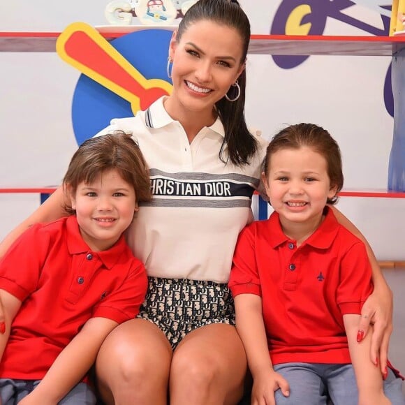 Andressa Suita visitou escolas para matricular filhos