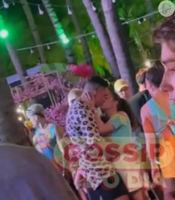 Livian Aragão e MC Pablinho deram beijão durante show de Xand Avião na 'Farofa da Gkay'