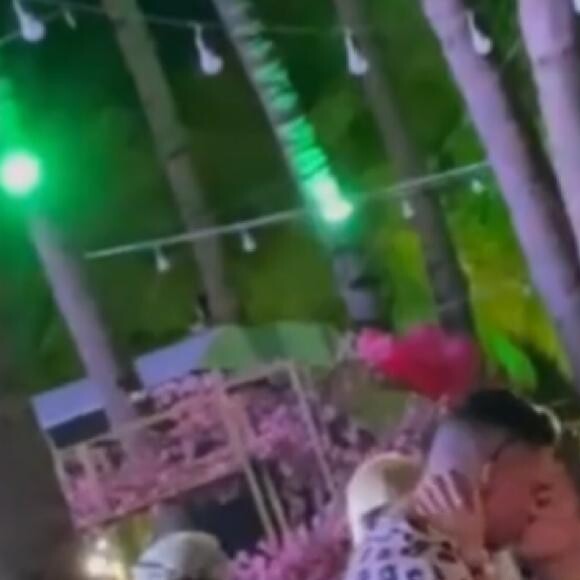 Livian Aragão e MC Pablinho deram beijão durante show de Xand Avião na 'Farofa da Gkay'