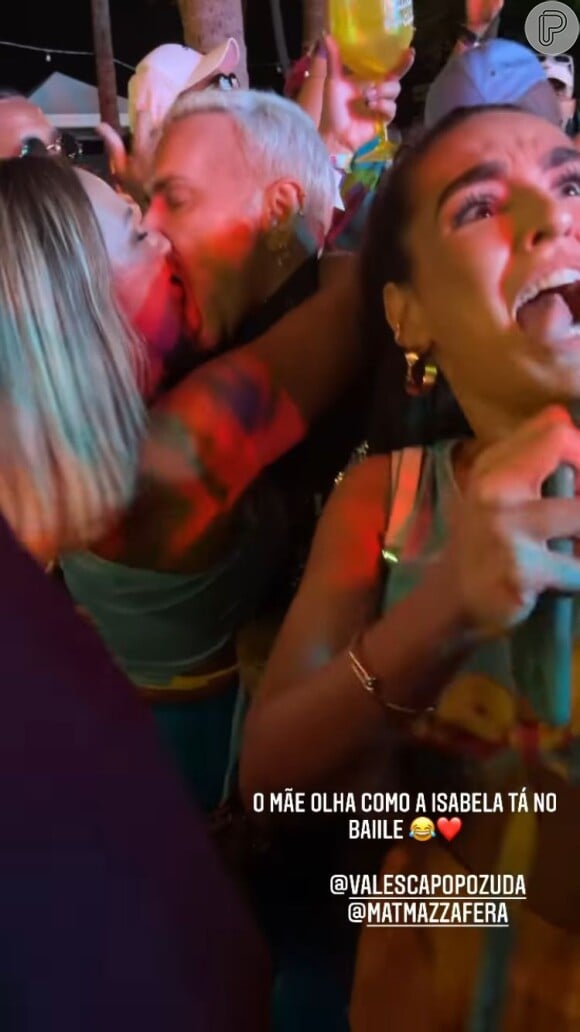 Valesca Popozuda, mãe de MC Pablinho, foi flagrada aos beijos com Matheus Mazzafera na 'Farofa da Gkay'