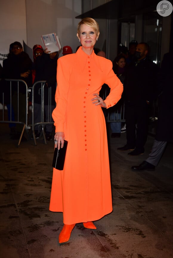 A atriz Cynthia Nixon, a Miranda na série 'And Just Like That', usou vestido laranja para evento da produção