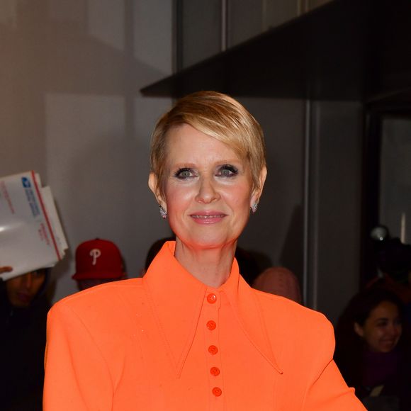 A atriz Cynthia Nixon, a Miranda na série 'And Just Like That', usou vestido laranja para evento da produção