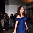A atriz Kristen Davis, intérprete de Charlotte, usou vestido azul com decote ombro a ombro