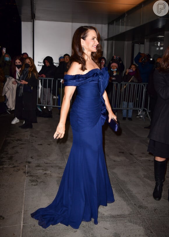 A atriz Kristen Davis, intérprete de Charlotte, usou vestido azul com decote ombro a ombro