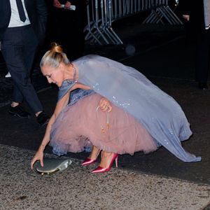 Bolsa de Sarah Jessica Parker arrebentou antes da atriz entrar na estreia da série
