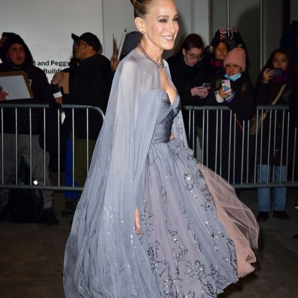 Vestido de Sarah Jessica Parker tinha capa fluida e elegante: a peça era da marca Oscar de La Renta