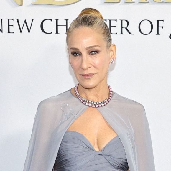 Look 'de Carrie' e imprevisto fashion: Sarah Jessica Parker brilha em estreia de 'And Just Like That'