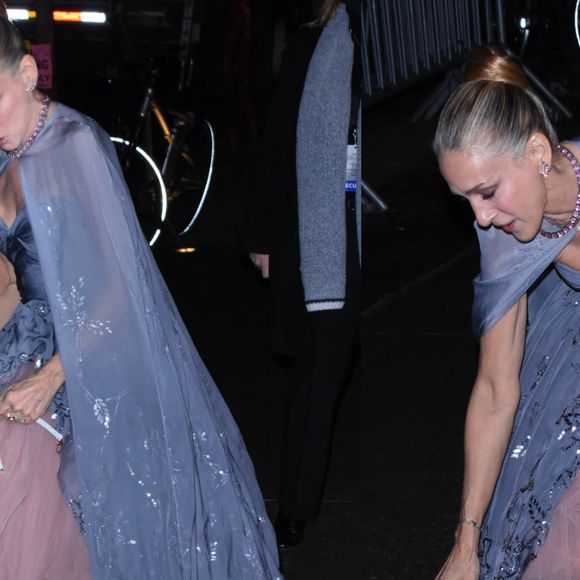 Sarah Jessica Parker passou por imprevisto fashion ao chegar na prèmiere da série 'And Just Like That'