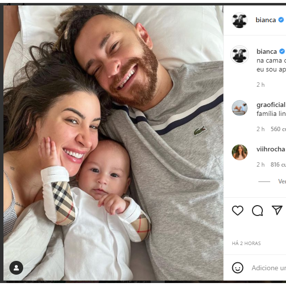 Bianca Andrade, o marido Fred e o filho Cris apareceram deitados na cama em novo registro