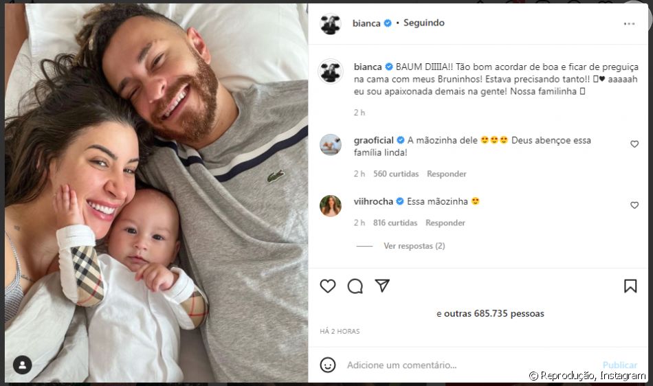 Bianca Andrade, o marido Fred e o filho Cris apareceram deitados na cama em novo registro