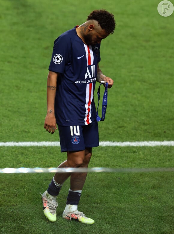 Neymar não está jogando desde que sofreu uma contusão e está com o pé imobilizado