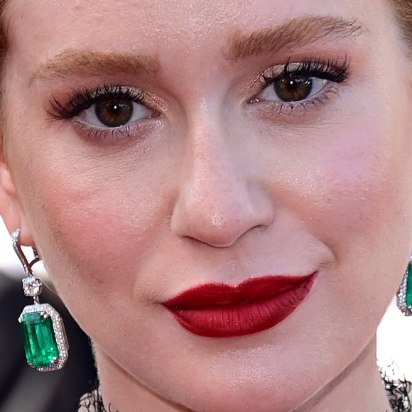 Marina Ruy Barbosa lançou uma linha de bronzeador e iluminador corporal