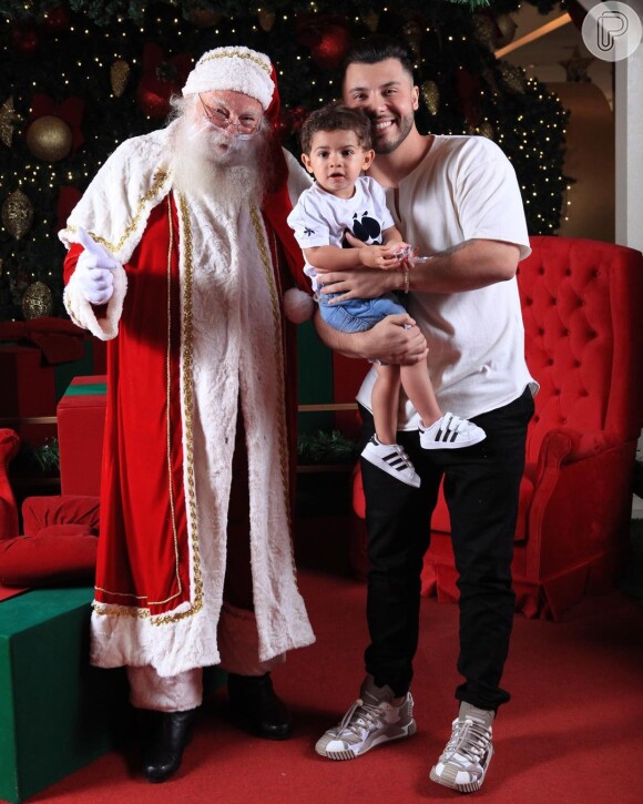 Leo, filho de Marília Mendonça, conheceu Papai Noel ao lado de Murilo Huff na semana passada