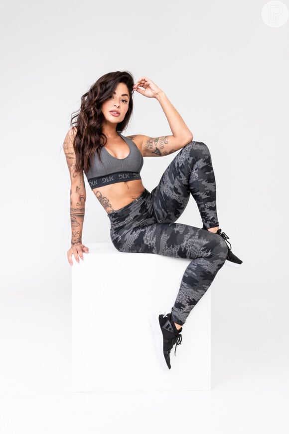Foto: Aline Campos estrelou catálogo da marca fitness DLK Modas - Purepeople