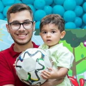 Léo, filho de Marília Mendonça com Murilo Huff, fez fotos com o pai, o tio Gustavo, que era irmão de Marília, e a vó materna, Ruth Moreira