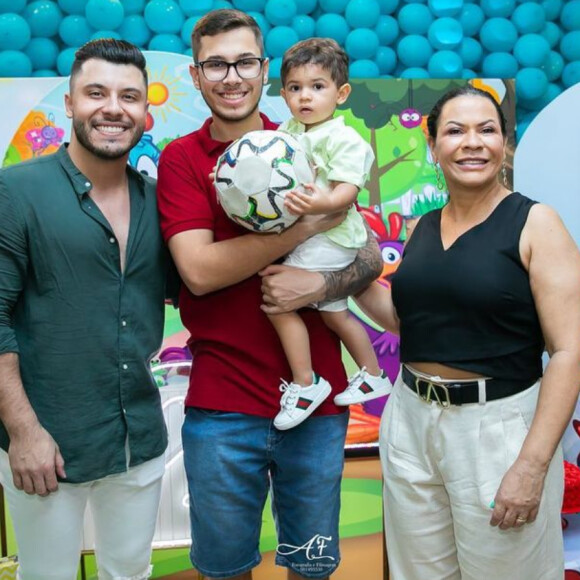 Léo, filho de Marília Mendonça com Murilo Huff, fez fotos com o pai, o tio Gustavo, que era irmão de Marília, e a vó materna, Ruth Moreira