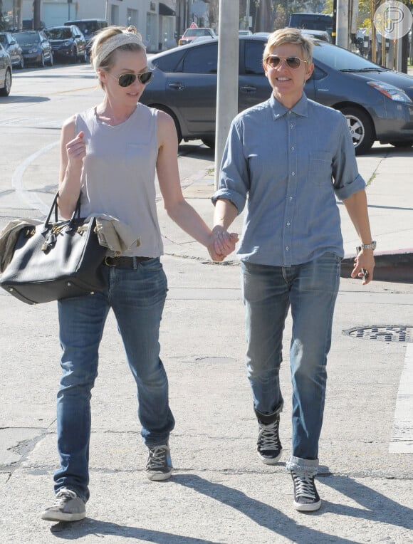 Ellen DeGeneres e Portia De Rossi caminham em Los Angeles, EUA, onde moram