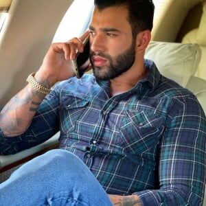 Van que transportava equipe de Gusttavo Lima bateu em outro carro e capotou