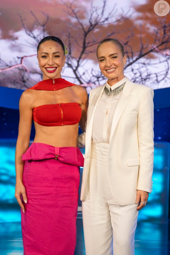Angélica e Sabrina Sato posaram juntas nos bastidores do 'Jornada Astral', novo programa da ex-global