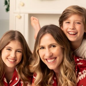 Lorena Queiroz chamou atenção pela semelhança com mãe e irmão em fotos de Natal