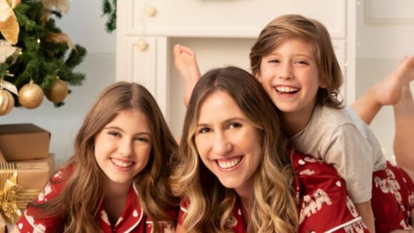 Natal em família! Lorena Queiroz chama atenção por semelhança com mãe e irmão em fotos