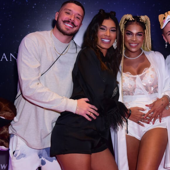 Biel e Tays Reis chegaram à festa de Virgínia Fonseca logo após o anúncio de que esperam seu primeiro filho, e animaram convidados