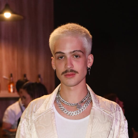 João Guilherme esteve na festa de Virgínia Fonseca e aproveitou a cachaça do pai, servida em um bebedouro no local