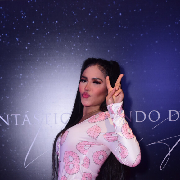 Flayslane foi para a festa de Virgínia Fonseca com look de pijama estampado