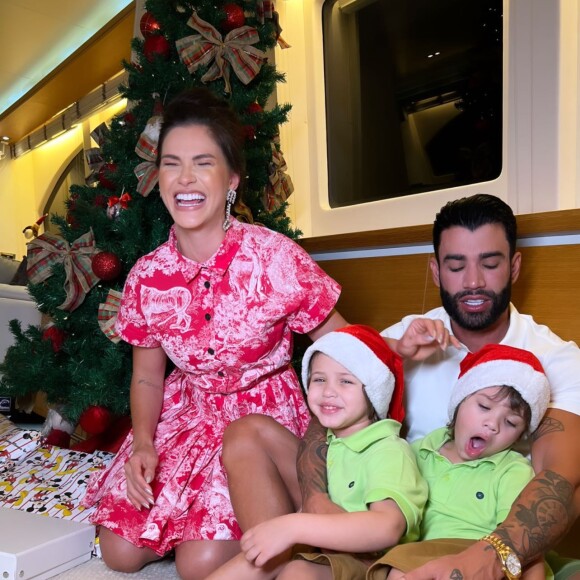 Andressa Suita e Gusttavo Lima posam com filhos em Natal familiar