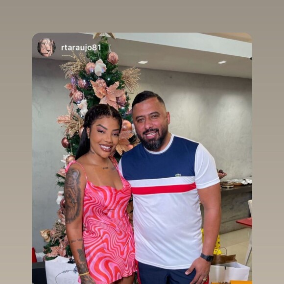 Ludmilla também tirou fotos com os parente em frente à árvore de Natal, e fez stories mostrando a casa cheia