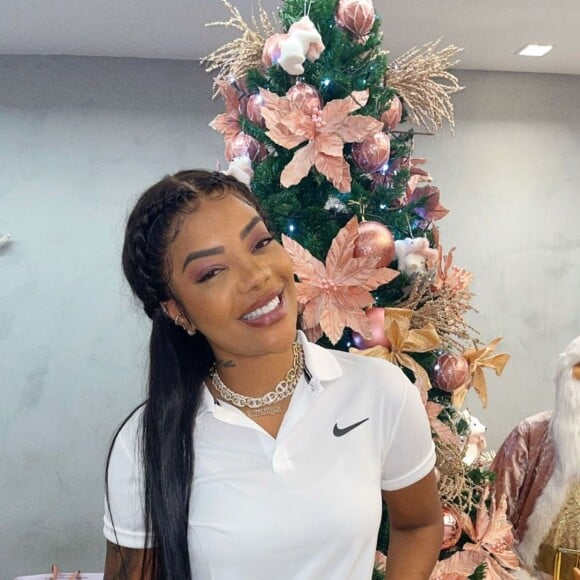 APós a meia-noite, Ludmilla trocou o look de Natal por uma blusa polo e um shortinho, a fim de ficar mais confortável