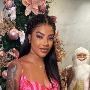 Ludmilla escolheu um look de Natal no melhor estilo verão: um vestido estampado de alças com sapato aberto